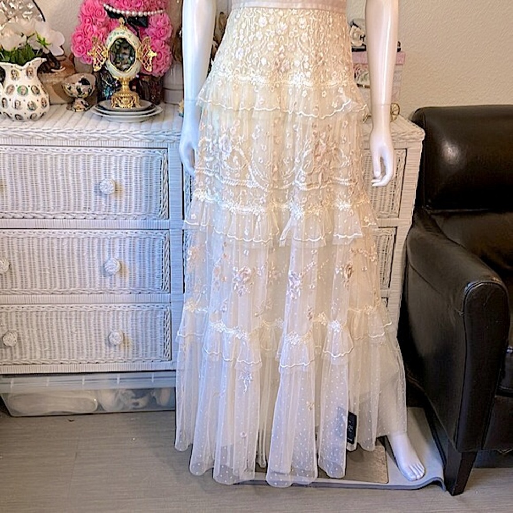 Needle & Thread Francine Lace gown in champagne pink color Size 2 NWT - Picture 8 of 14